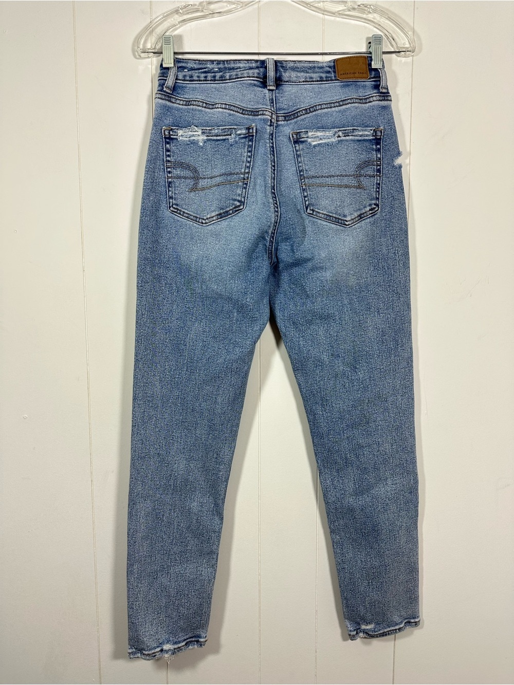 American Eagle Sz 2 Reg Distressed Stretch Mom Jeans Light Blue Denim Stretch - Picture 6 of 16